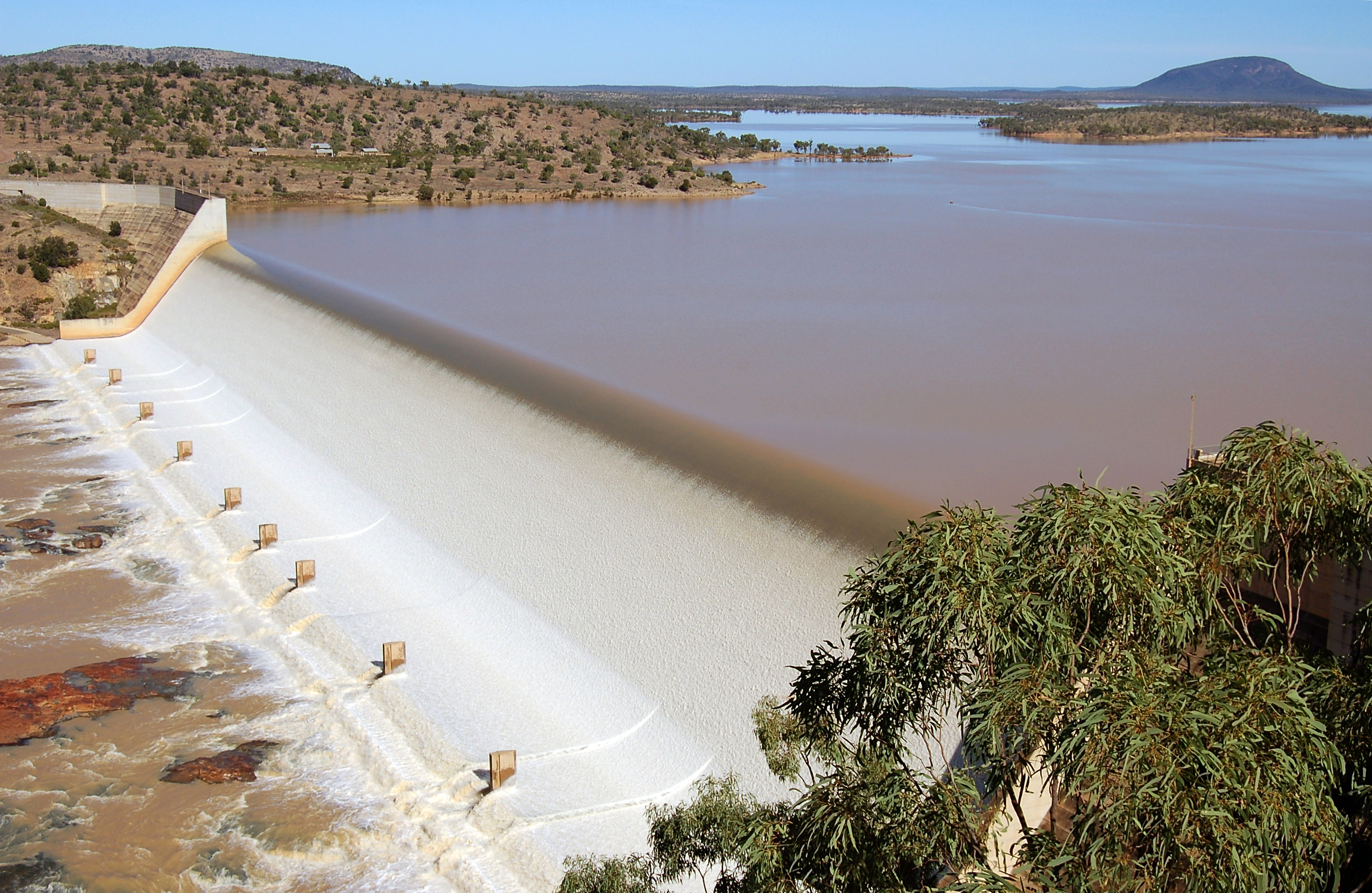 CSIRO_ScienceImage_10816_Spillway_at_the_Burdekin_Falls_Dam