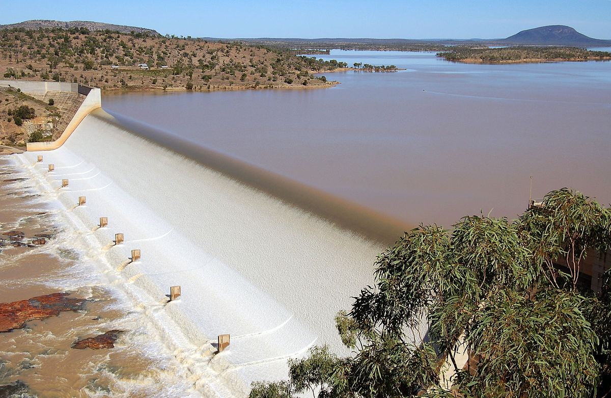 1200px-CSIRO_ScienceImage_10816_Spillway_at_the_Burdekin_Falls_Dam